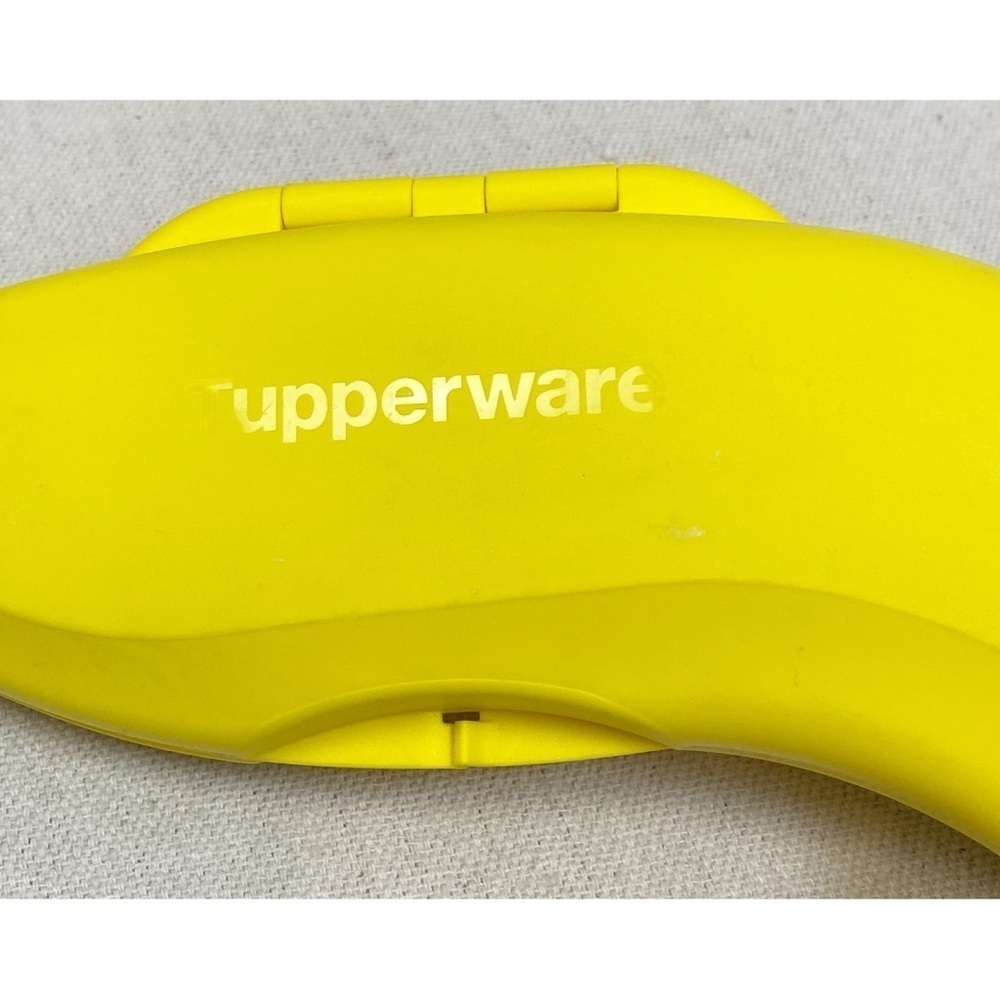 • Tupperware Banana Keeper • - Picture 3 of 5